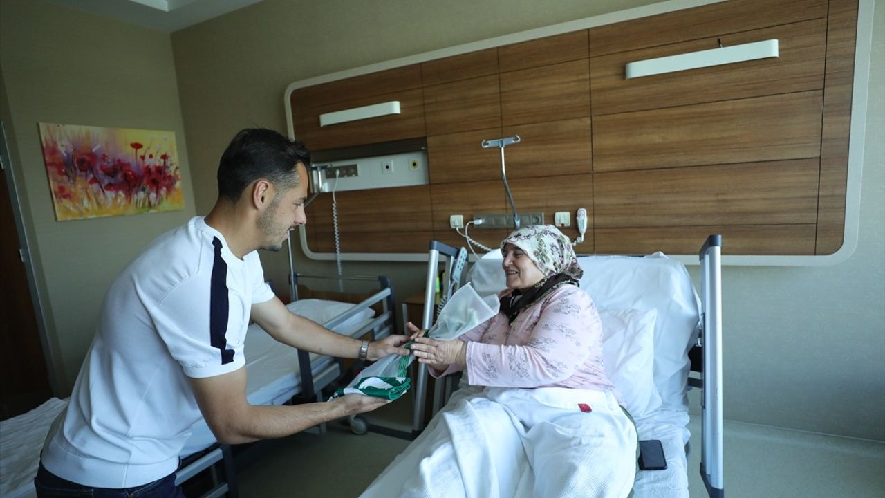 Konyasporlu Futbolcular Anneler Günü'nü Anlamlı Ziyaretlerle Kutladı