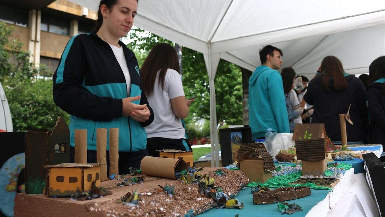 Kosova'da Bilim Fuarı: Öğrenciler Projelerini Sergiledi