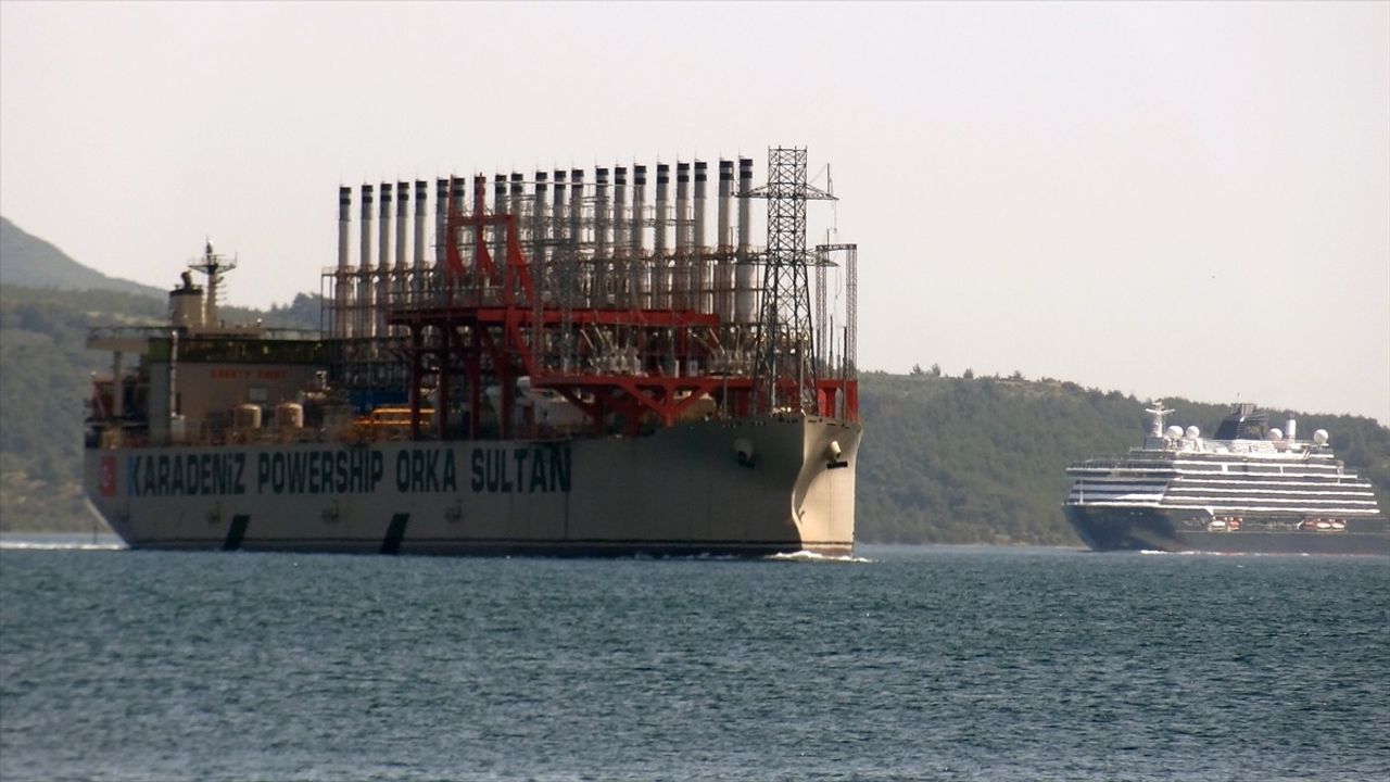 KPS Orka Sultan Gemisi Çanakkale Boğazı'ndan Geçti