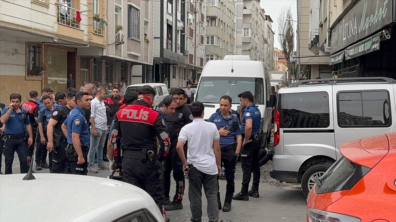 Küçükçekmece'de Polise Bıçaklı Saldırı Girişimi: Şüpheli Etkisiz Hale Getirildi