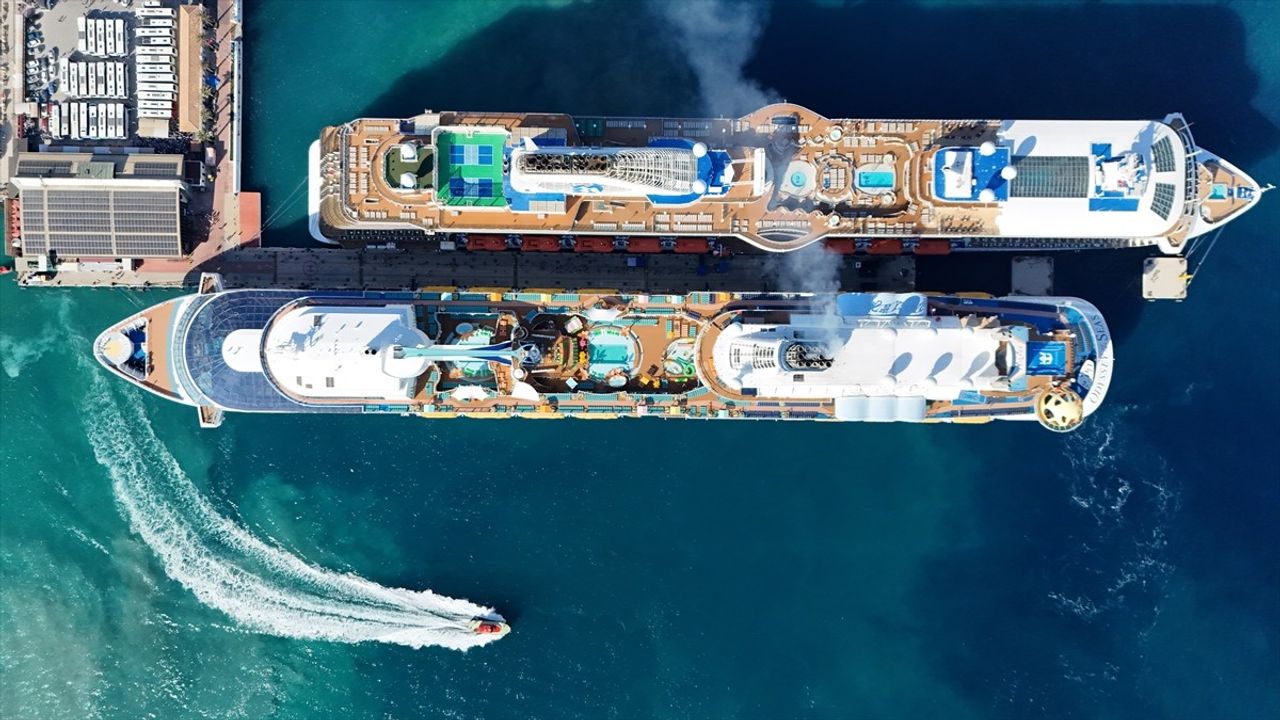 Kuşadası'na 3 Kruvaziyerle 8 Bin 560 Turist Geldi
