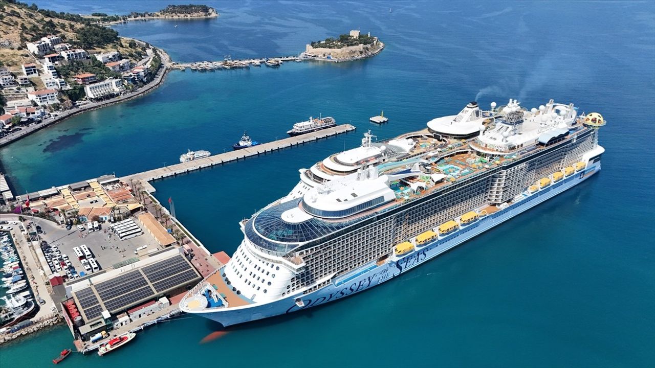 Kuşadası'na 8 Bin 507 Turist Gemilerle Geldi