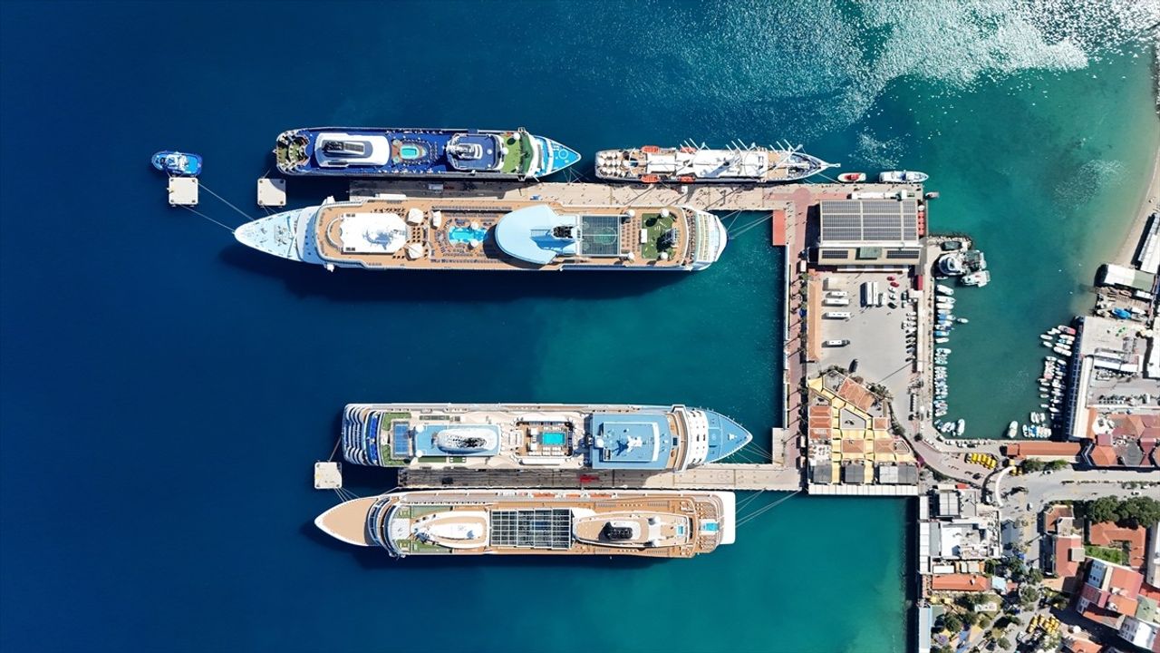 Kuşadası'na Bir Günde 5 Kruvaziyer Geldi