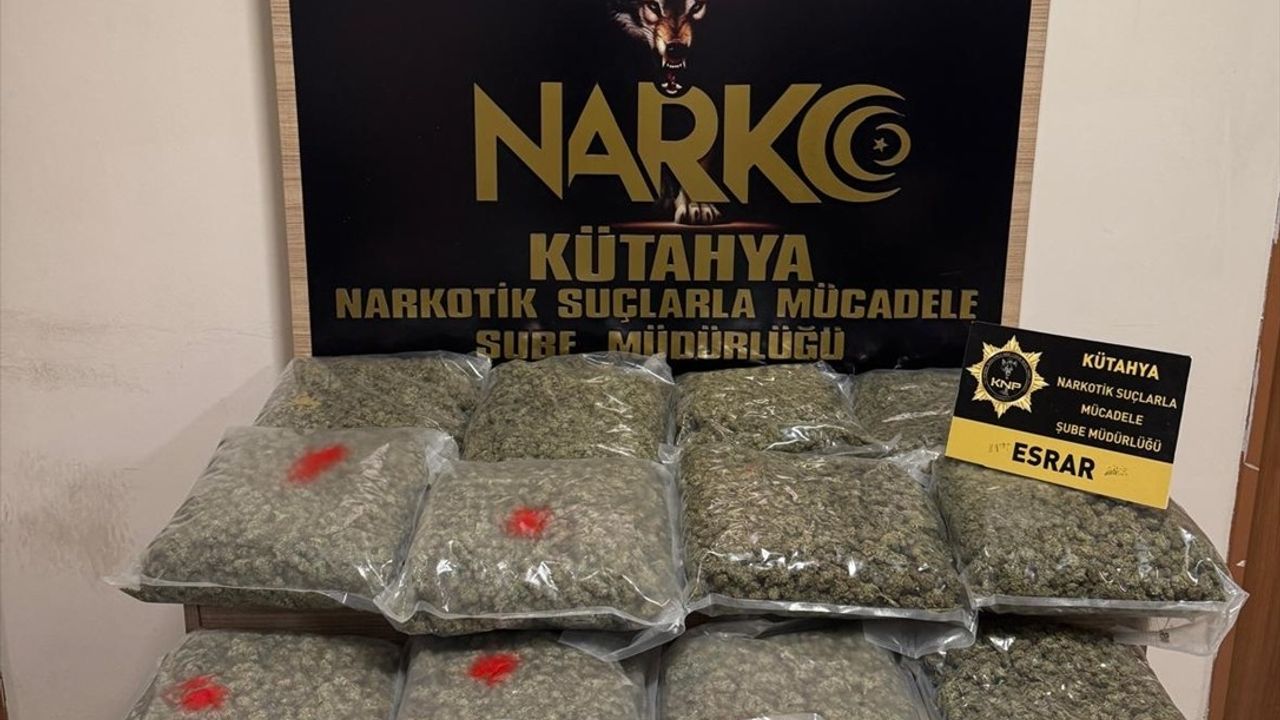 Kütahya'da 15 Kilo Esrar Ele Geçirildi, Sürücü Tutuklandı