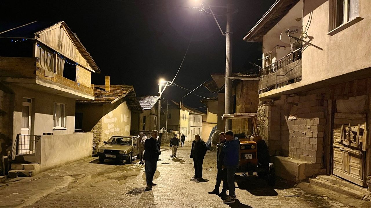 Kütahya'da Köylüler Artçı Sarsıntılar Nedeniyle Dışarıda Geceyi Geçiriyor