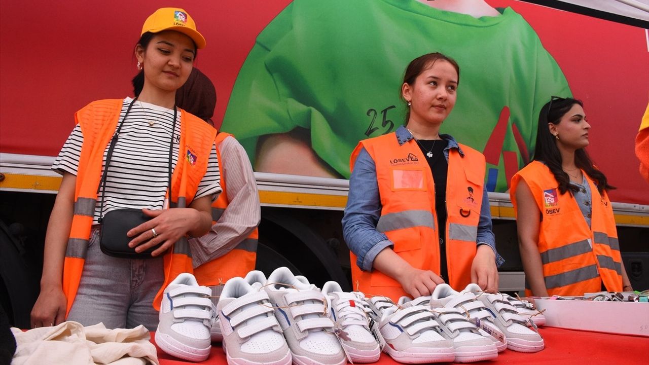 LÖSEV'in İyilik Tırı Samsun'da Yardım Dağıtımında Bulundu