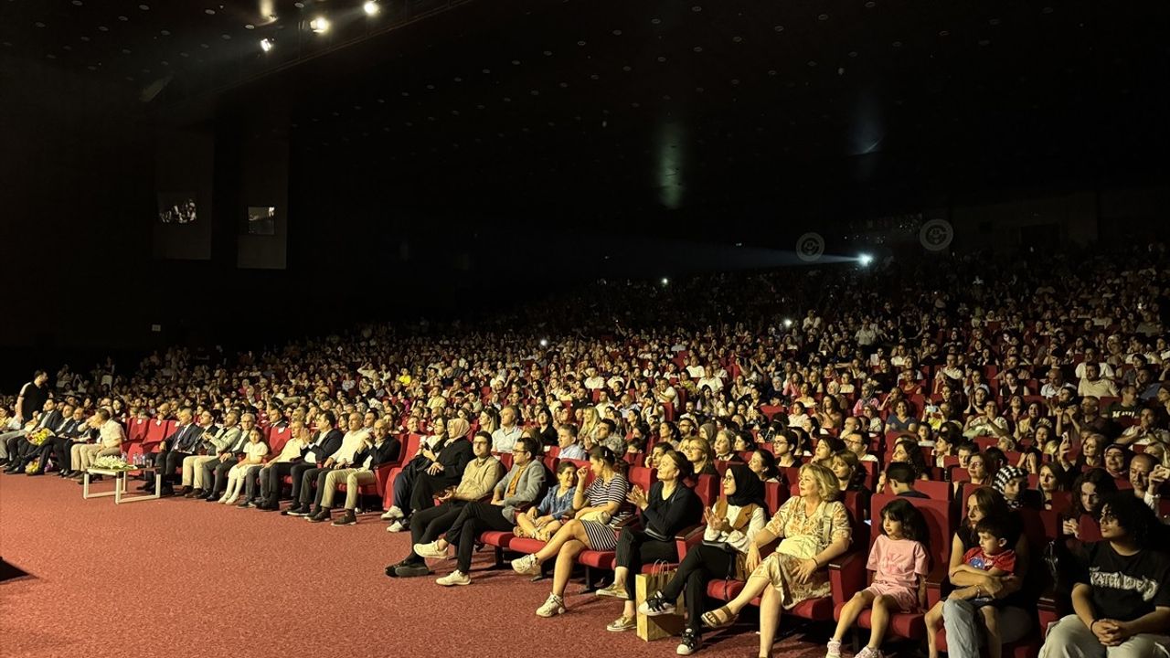 Maarif Orkestrası ve Halk Dansları Topluluğu Adana'da Sanatseverlerle Buluştu