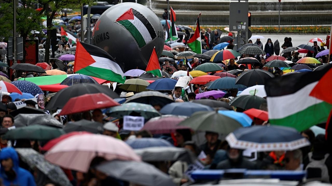 Madrid'de Binlerce İspanyol, Gazze'deki Soykırıma Karşı Toplandı