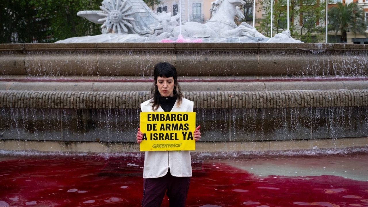 Madrid'de Neptün Çeşmesi'ne Protesto: İsrail'e Silah Satışına Kırmızı Boya