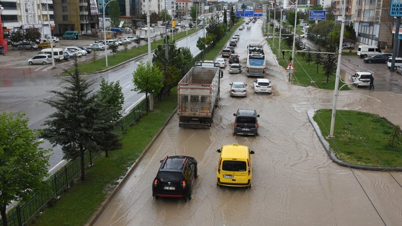 Malatya'da Şiddetli Sağanak ve Dolu Hayatı Olumsuz Etkiledi