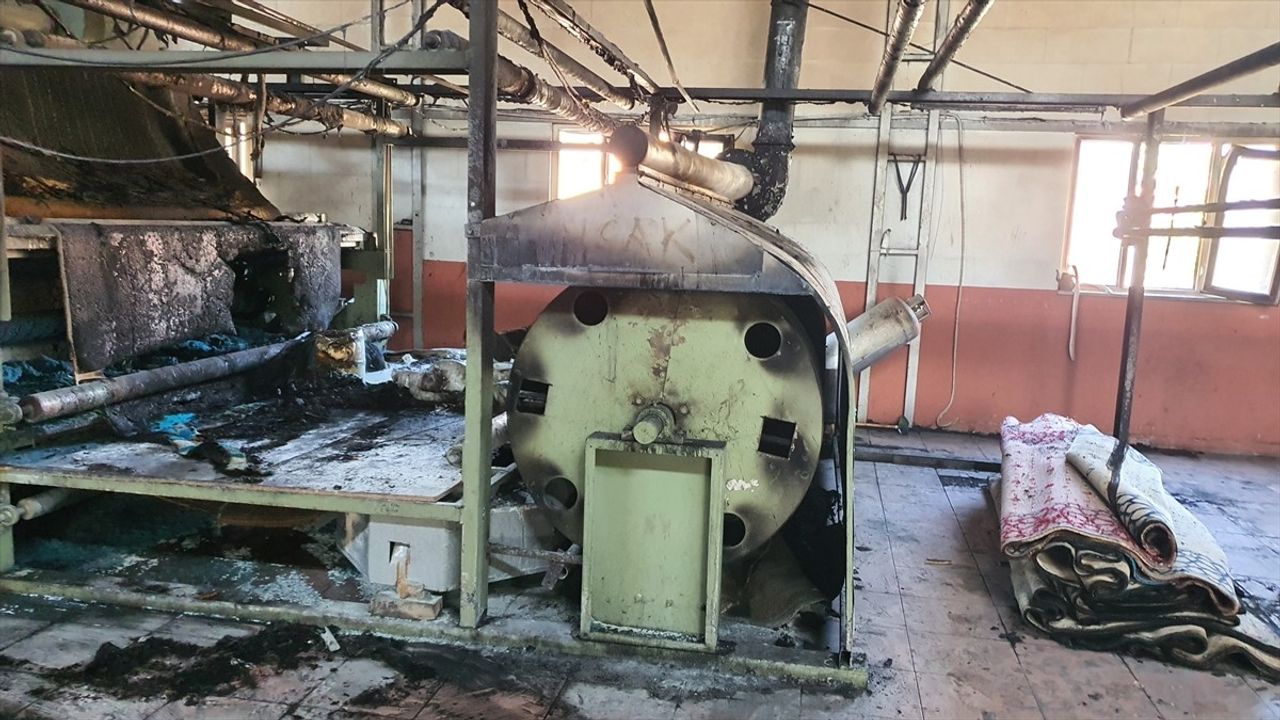Manisa'da Halı Fabrikasında Yangın: Can Kaybı Yok