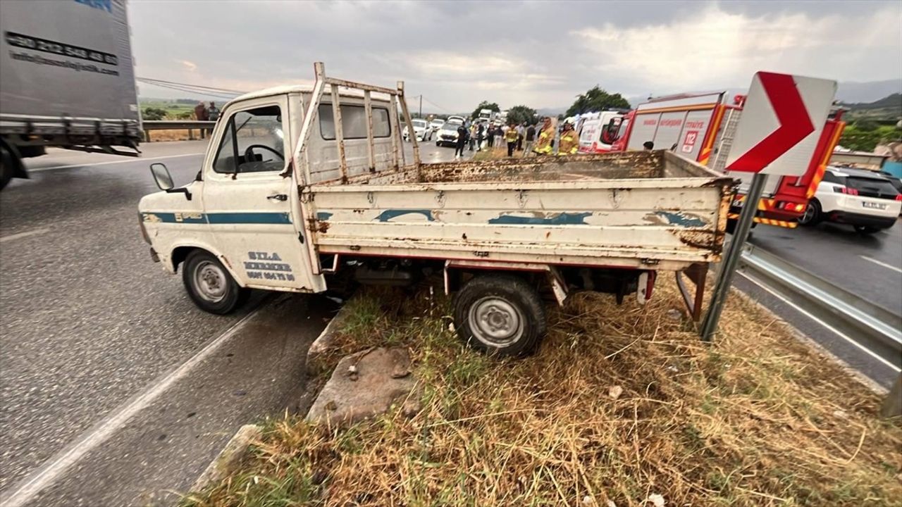 Manisa'da Kamyonet Kazası: Bir Yolcu Hayatını Kaybetti, Sürücü Yaralandı