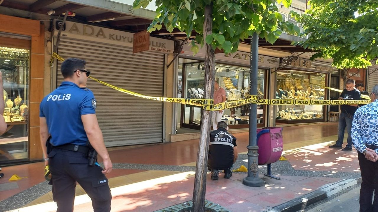 Manisa'da Kuyumcu Dükkanına Silahlı Saldırı: 2 Şüpheli Aranıyor