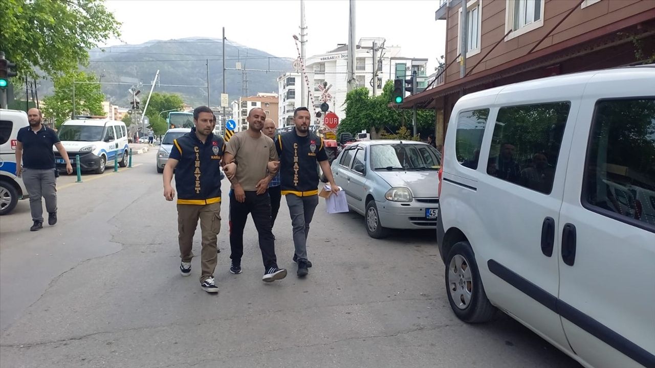 Manisa'da Park Halindeki Araçlara Zarar Veren Şüpheli Yakalandı