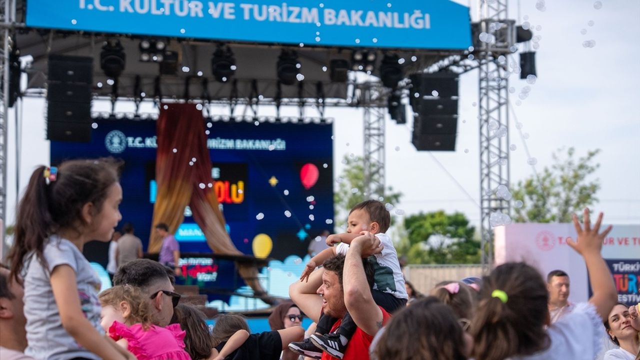 Manisa'da Türkiye Kültür Yolu Festivali Büyüleyici Bir Şekilde Devam Ediyor