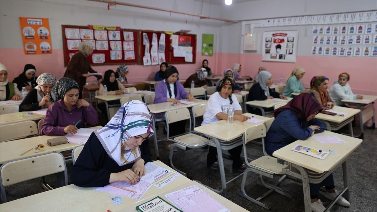 Mardin'de Anneler 'Haydi Anne Sen de Oku' Kitap Okuma Yarışmasında Heyecan Yaşadı