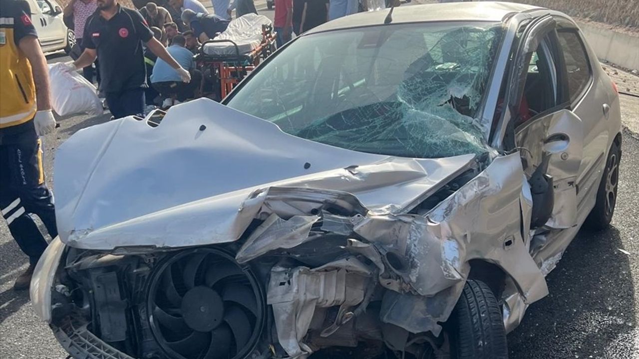 Mardin'de Otomobil ile Traktör Çarpıştı: 3 Yaralı