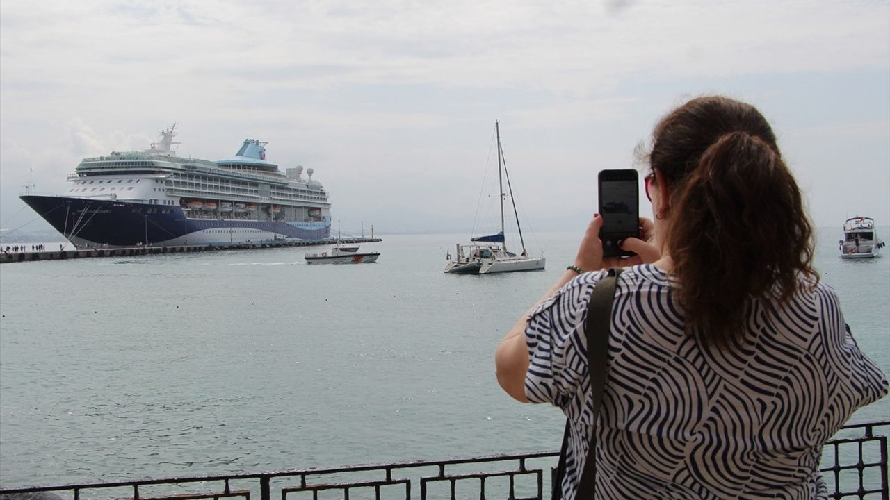 Marella Discovery 2 Kruvaziyeri Alanya Limanı'na Demirledi