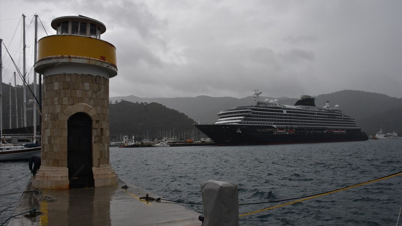 Marmaris'e 590 Yolcu Taşıyan 'Explora I' Kruz Gemisi Varış Yaptı