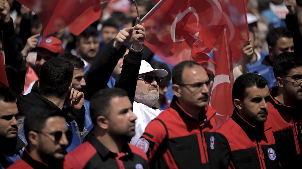 Memur-Sen 1 Mayıs'ı Anıtpark'ta Coşkuyla Kutladı