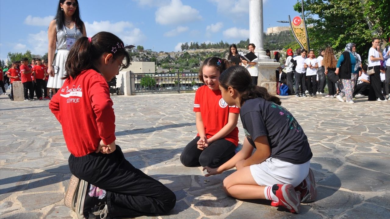 Mersin'de Atık Materyallerle Hazırlanan Kıyafetler Tarihi Taş Köprü'de Sergilendi