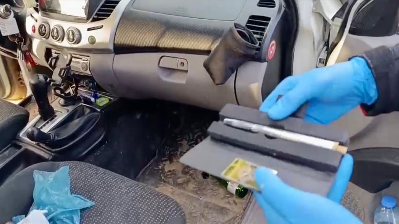 Mersin'de Kalem Görünümlü 3 Ruhsatsız Tabanca Ele Geçirildi