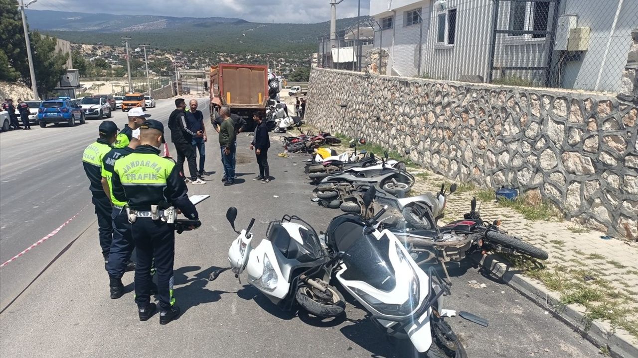 Mersin'de Kamyonun Kontrolden Çıkması, 15 Araca Çarpmasına Neden Oldu