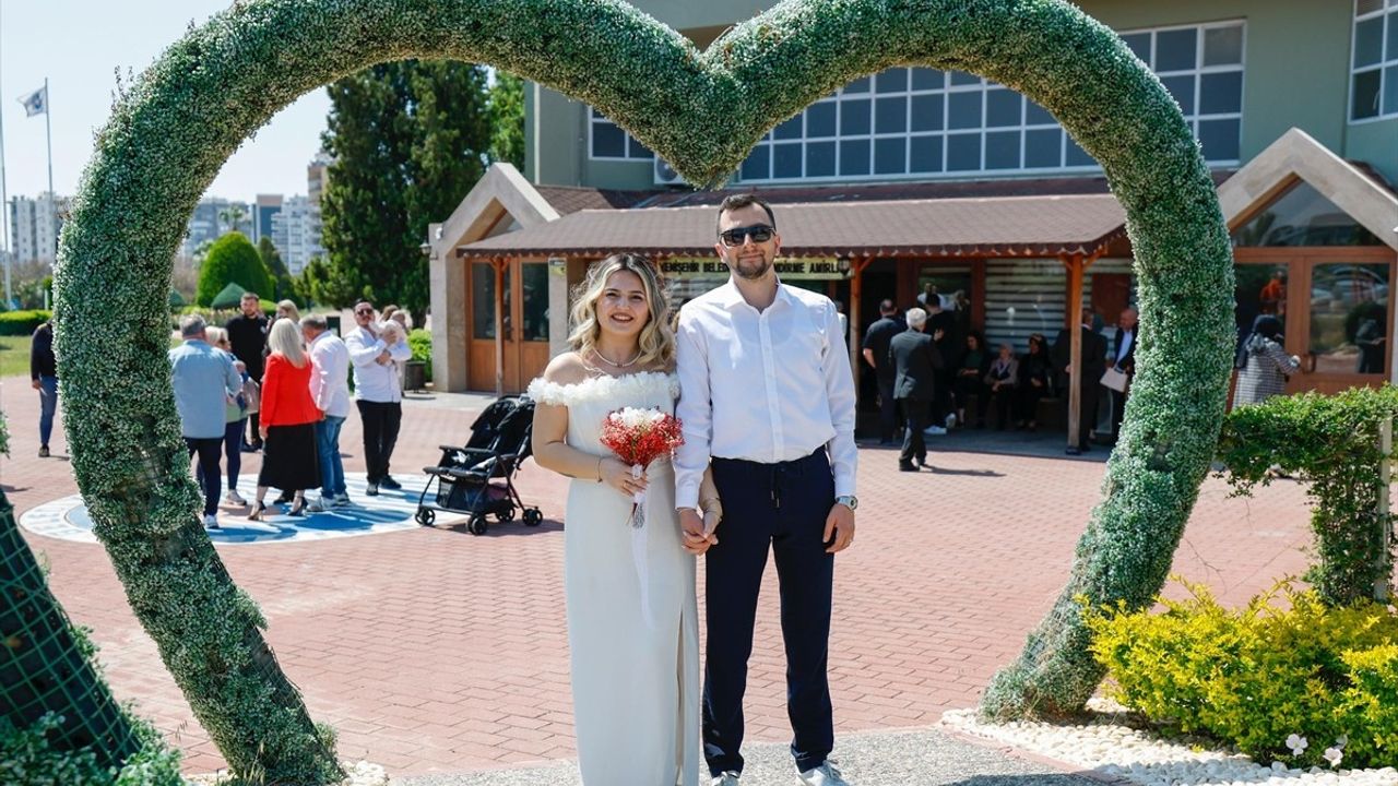 Mersin'de Tarihi Gün İçin Nikah Dairesinde Yoğunluk