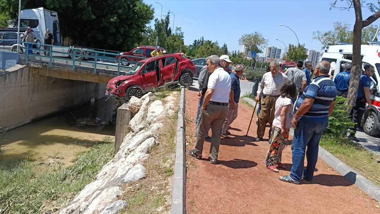 Mersin'de Trafik Kazası: Otomobil Sulama Kanalında Asılı Kaldı, 3 Yaralı