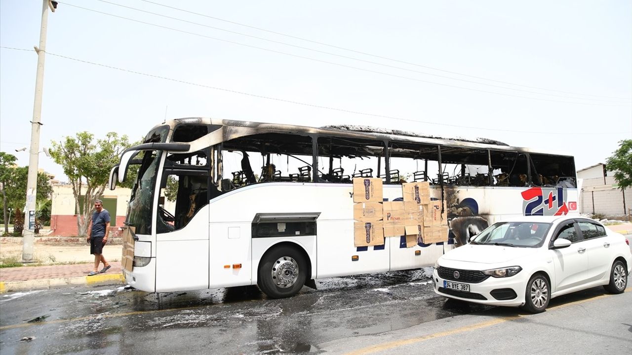 Mersin'de Yolcu Otobüsü Alev Alev Yandı