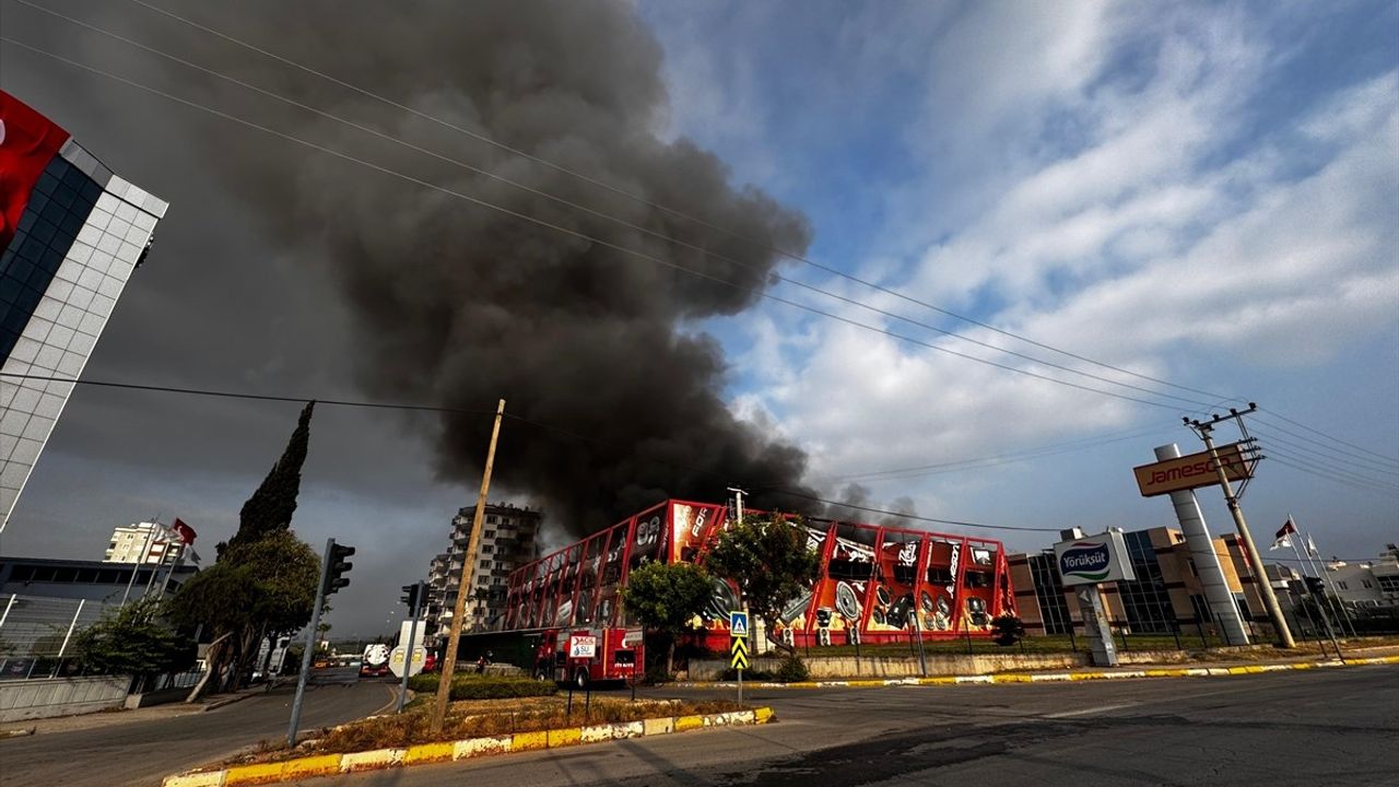 Mersin'deki Fabrikada Büyük Yangın: Müdahale Devam Ediyor