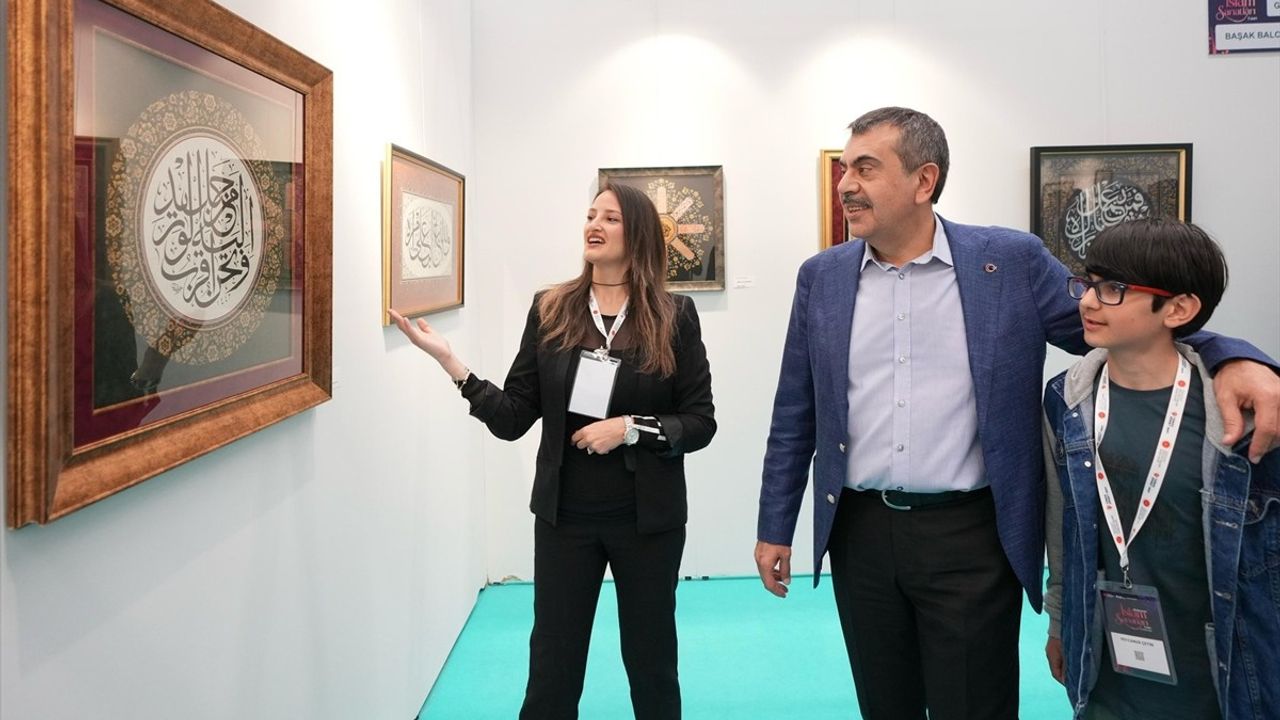 Milli Eğitim Bakanı Tekin, Uluslararası İslam Sanatları Fuarı'nı Ziyaret Etti