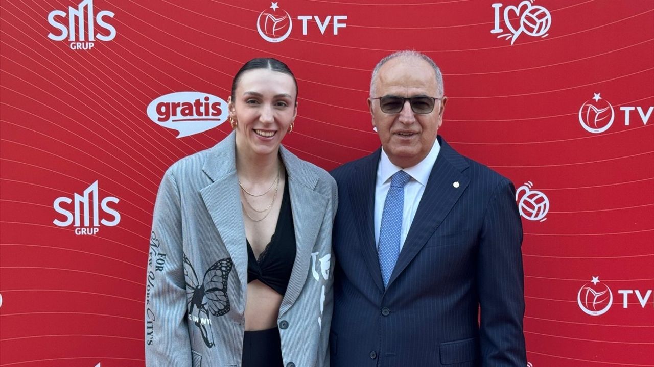 Milli Voleybol Takımları, İstanbul'da Sezon Açılışında Moral Gecesi Düzenledi