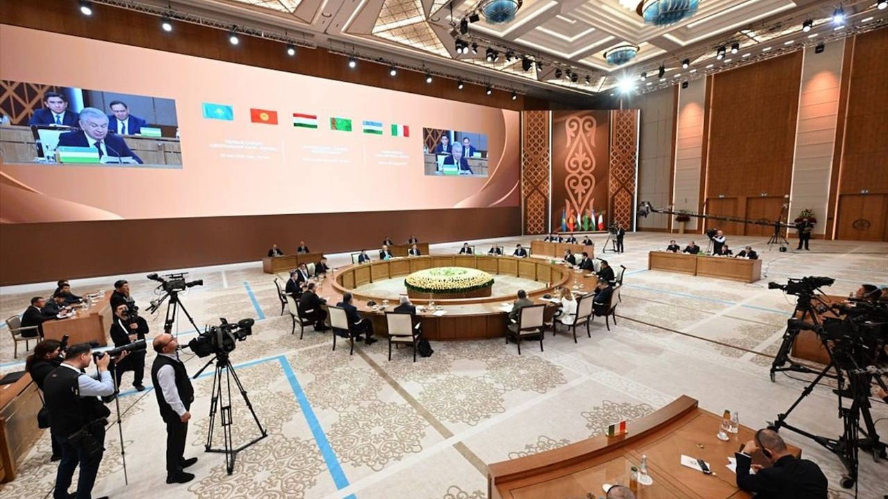 Mirziyoyev, Birinci Orta Asya-İtalya Zirvesi'nde İşbirliği Vurgusu Yaptı