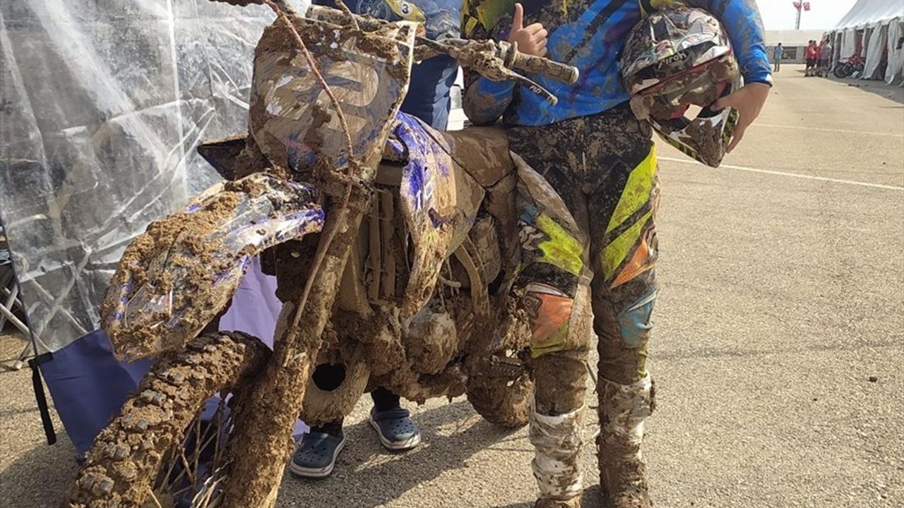 Motokros'un Parlayan Yıldızları: Babalarının Desteğiyle Zirveye Koşuyorlar