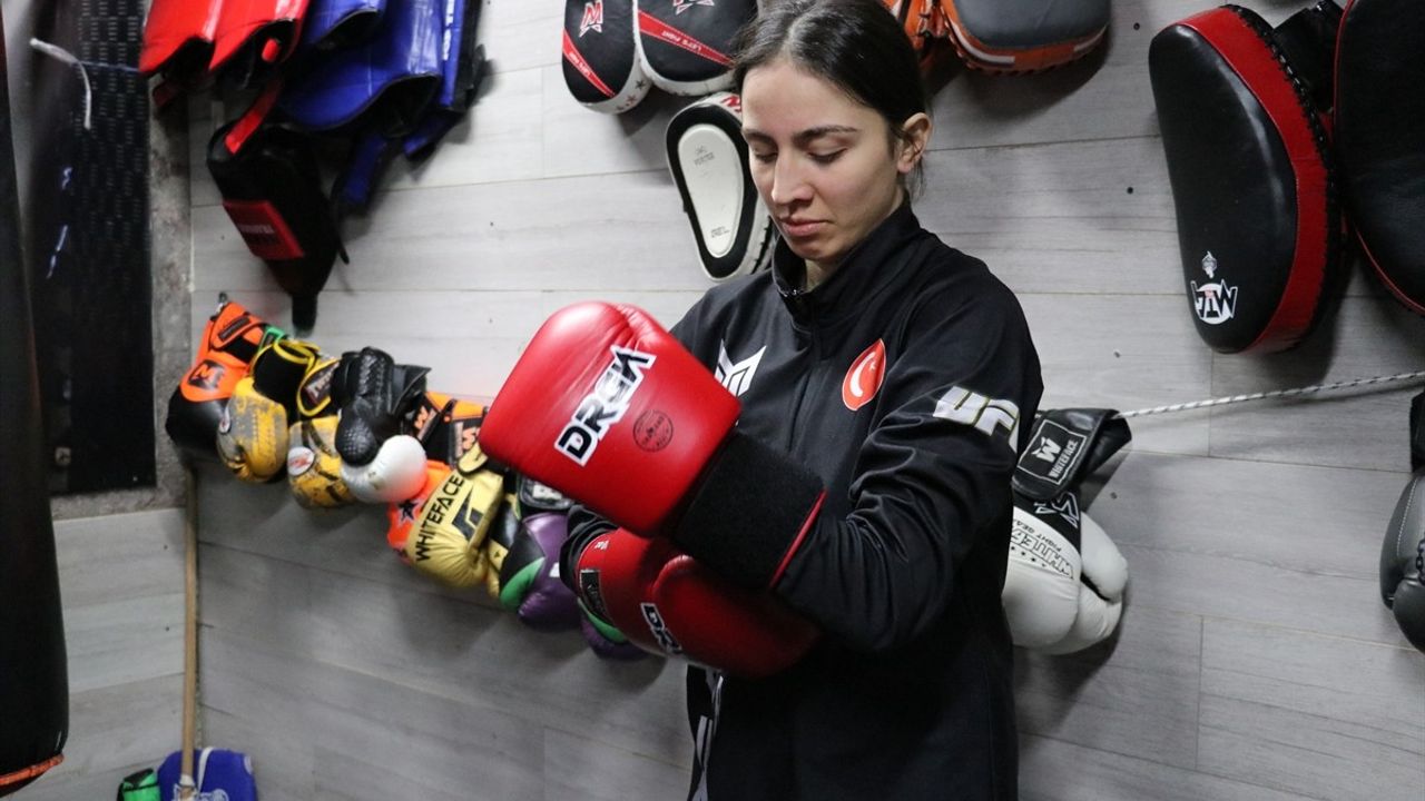 Muaythai ve Boks Türkiye Şampiyonu Bengisu Karakoç'un Hedefi Dünya Şampiyonluğu