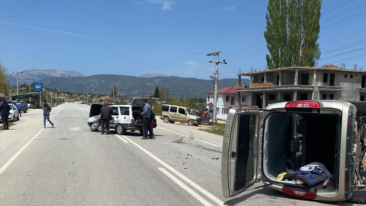 Muğla Seydikemer'de İki Otomobil Çarpıştı: 5 Yaralı