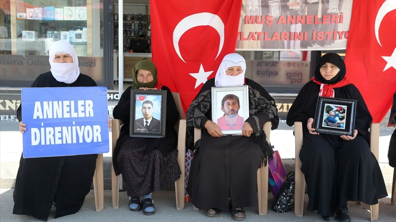 Muş'ta Aileler, DEM Parti Önünde Evlat Nöbeti Sürüyor