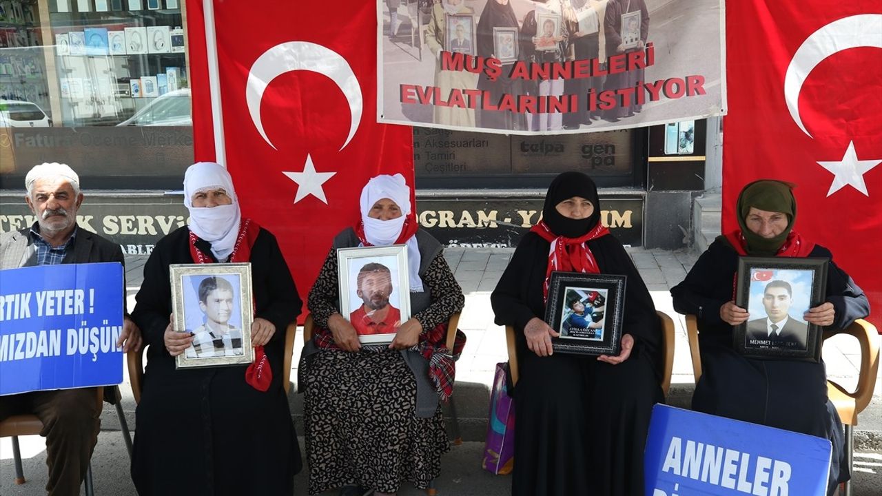 Muş'ta Aileler, PKK Tarafından Kaçırılan Çocukları İçin Eylemde