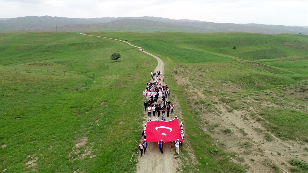 Muş'ta Gençlik Haftası Kapsamında Coşkulu Gençlik Yürüyüşü Düzenlendi