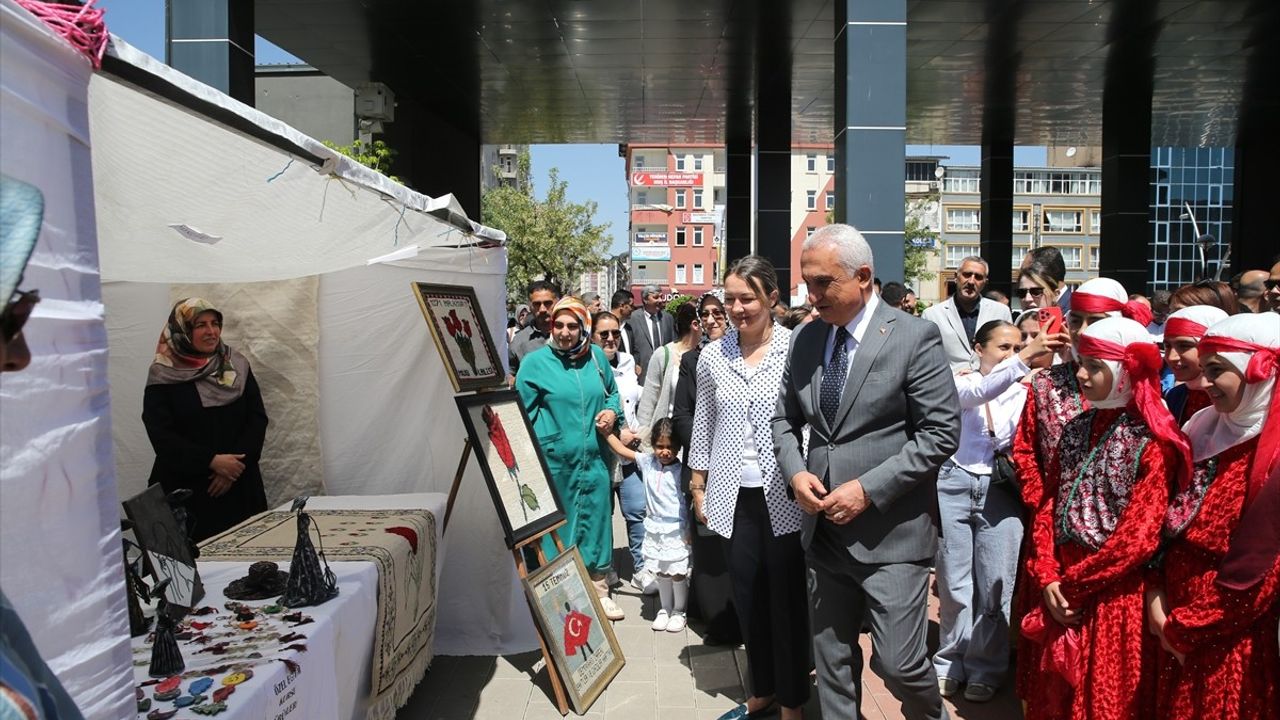 Muş'ta Hayat Boyu Öğrenme Haftası Etkinliği Coşkuyla Kutlandı