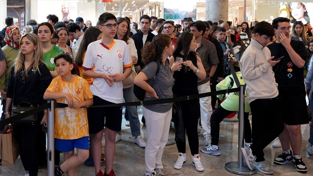 Muslera İmza Gününde Taraftarla Buluştu