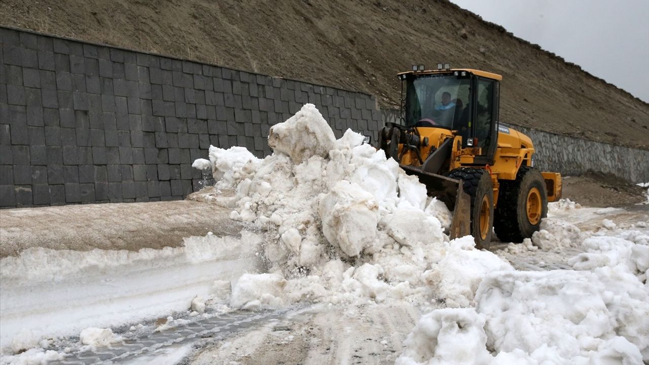 Nemrut Krater Gölü Yolu Karla Mücadele Ekipleri Tarafından Açıldı