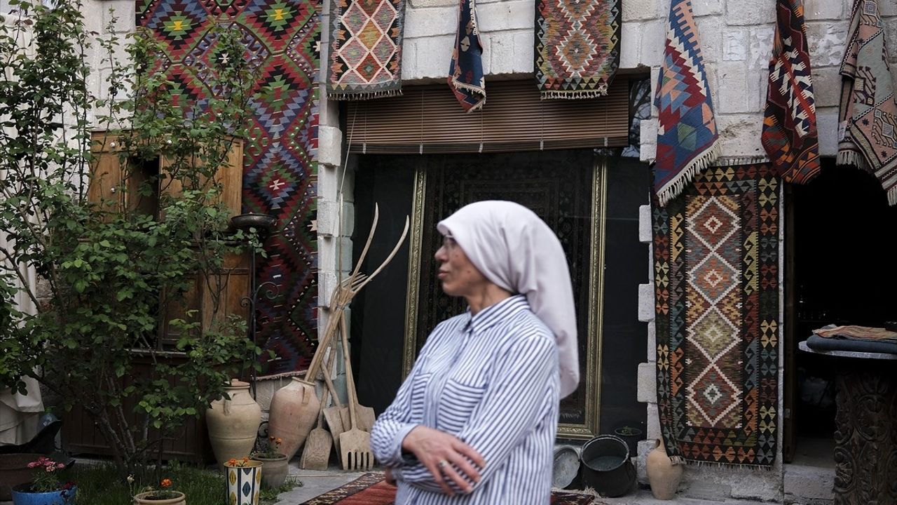 Nevşehir'de Dokuma Ustası Ayten Satıcı, Geleneksel Halı Dokumacılığının Yeniden Canlanmasını İstiyor
