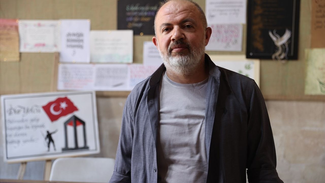 Nevşehirli Polis Memuru Kaligrafi ile Stres Atıyor