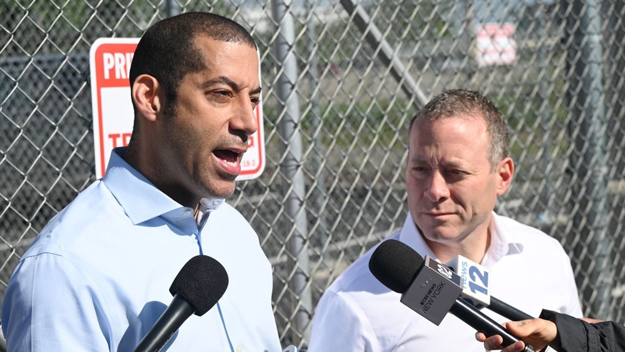 New Jersey'de Belediye Başkanı ICE Merkezini Denetlerken Gözaltına Alındı