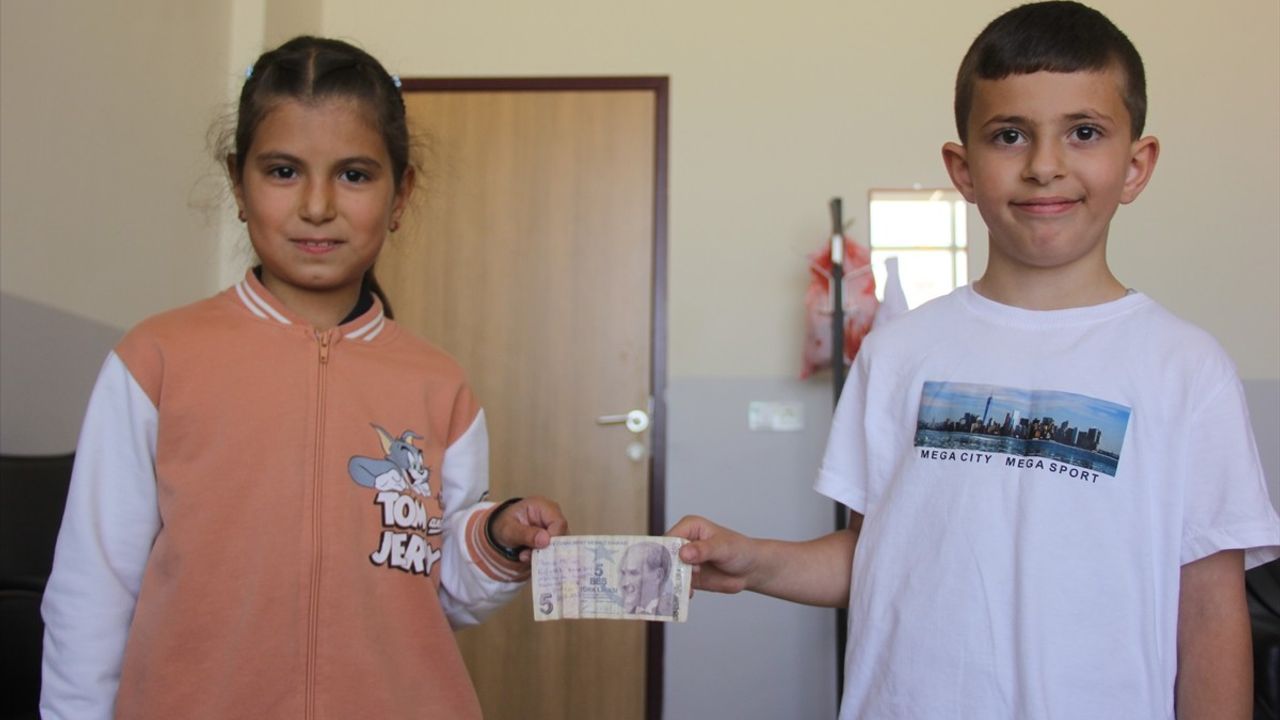 Öğrenciden Örnek Davranış: Kazandığı İlk Parayı Sahipine Geri Verdi