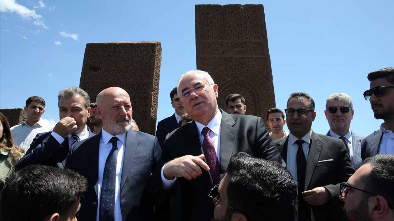 Ombudsman Akarca, Ahlat'ta Gençlerle Bir Araya Geldi