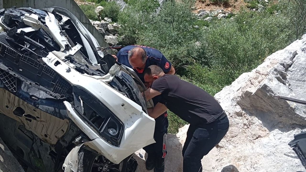 Osmaniye'de Dere Yatağına Düşen Otomobilde 4 Yaralı