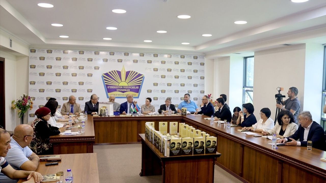 Özbekistan'da Haydar Aliyev'in Hayatı Kitapla Anlatıldı